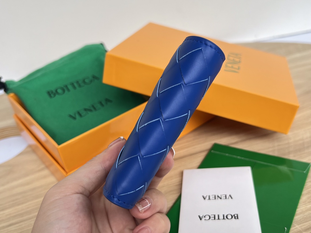 bo*te*ga Ve*ne*ta intrecciato bi-fold wallet