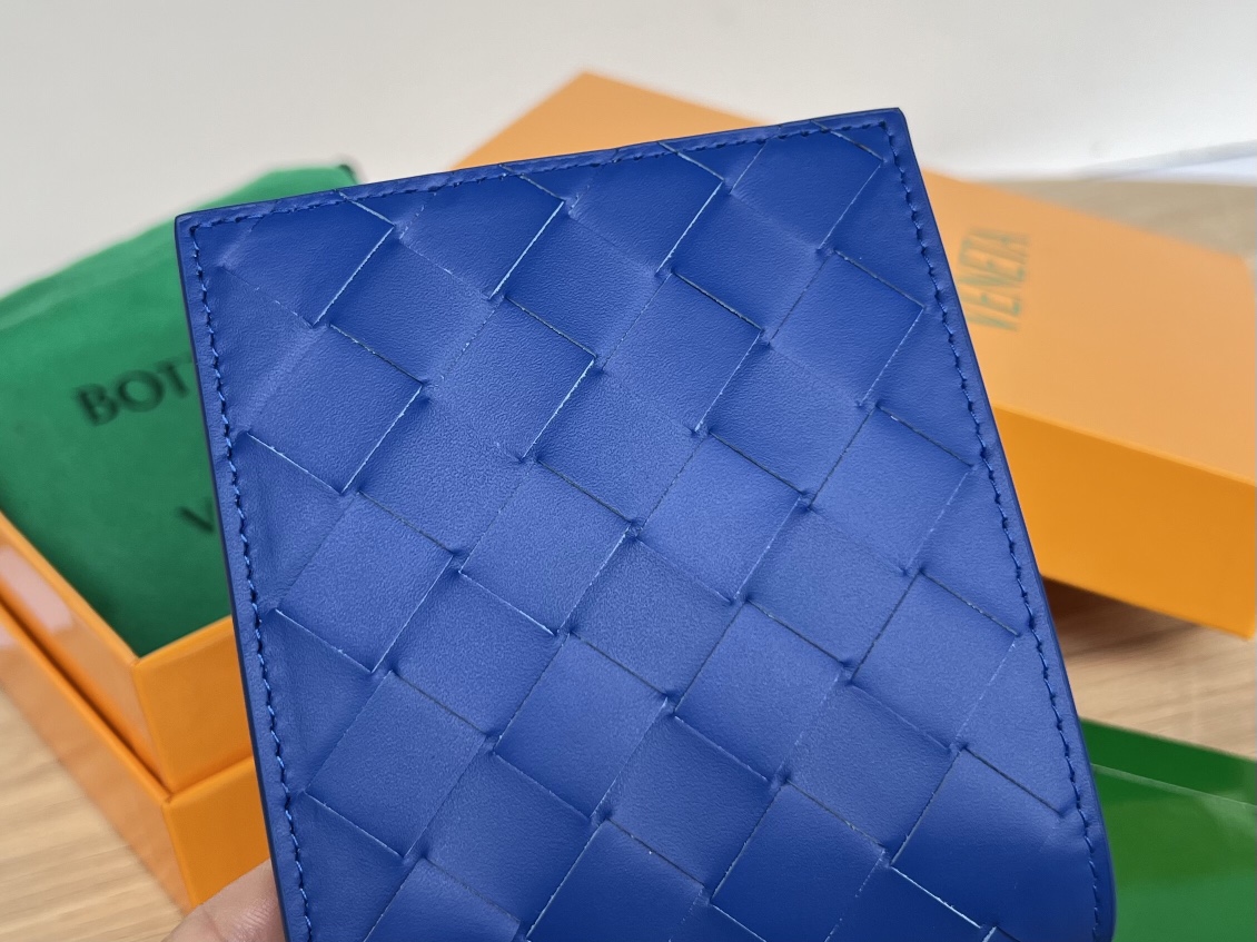 bo*te*ga Ve*ne*ta intrecciato bi-fold wallet