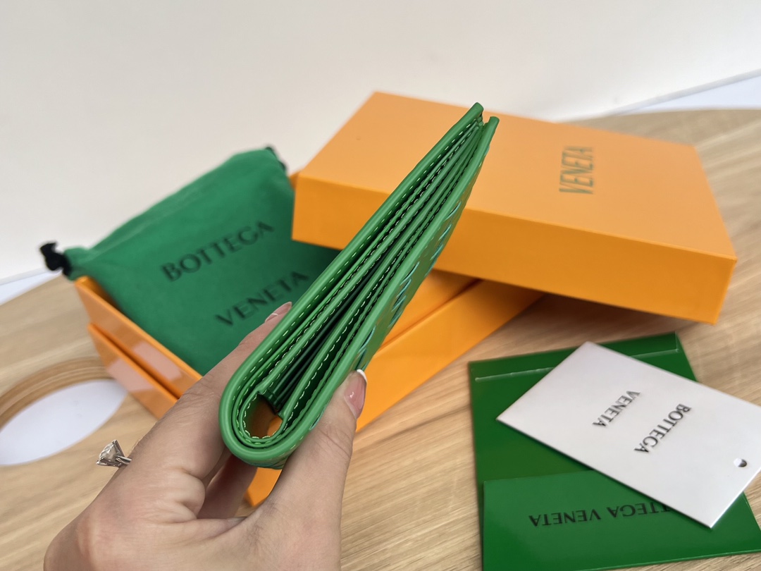 bo*te*ga Ve*ne*ta intrecciato bi-fold wallet