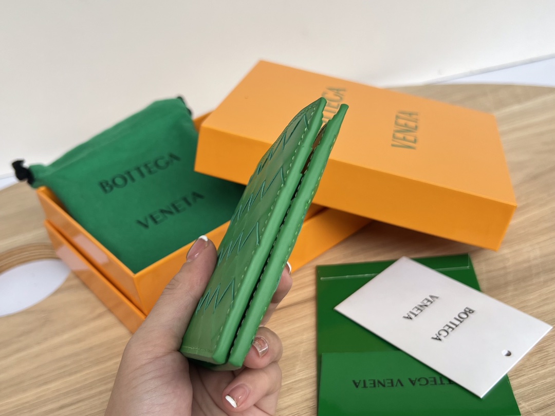 bo*te*ga Ve*ne*ta intrecciato bi-fold wallet