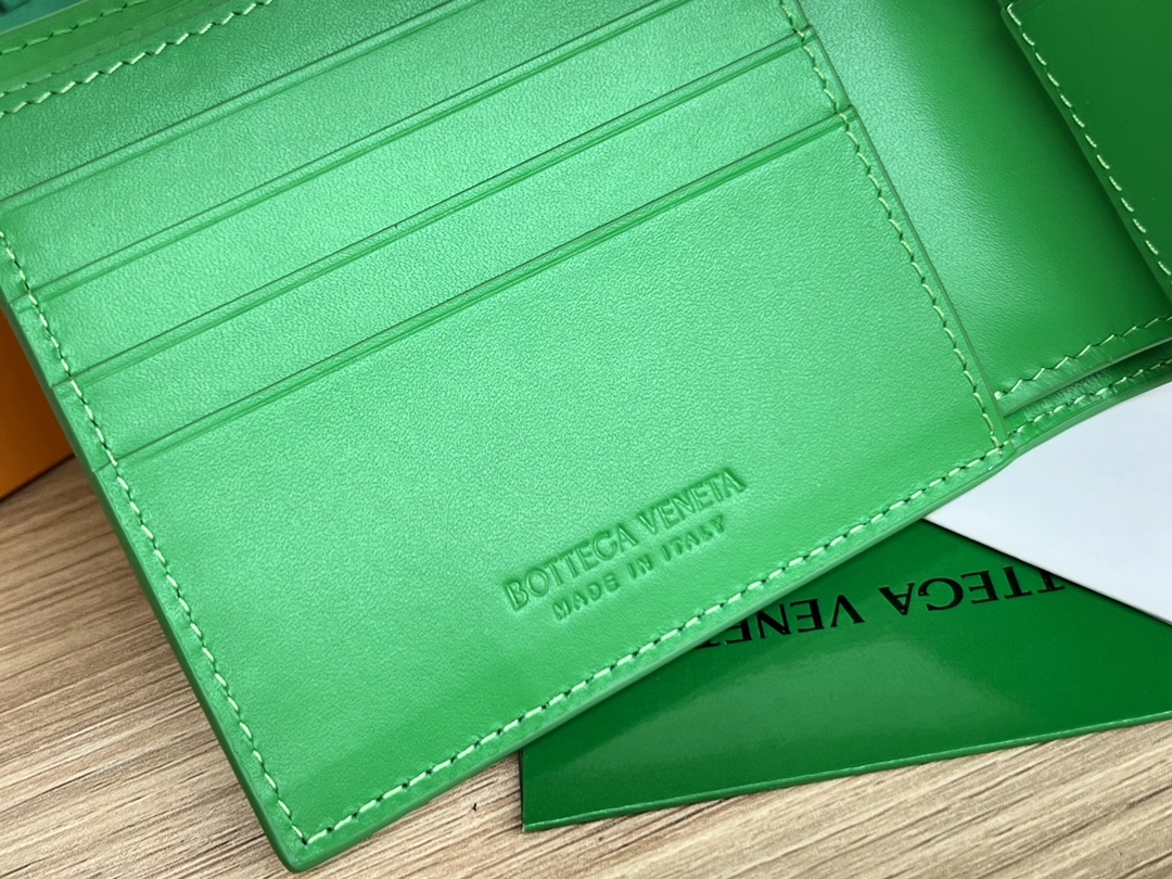 bo*te*ga Ve*ne*ta intrecciato bi-fold wallet