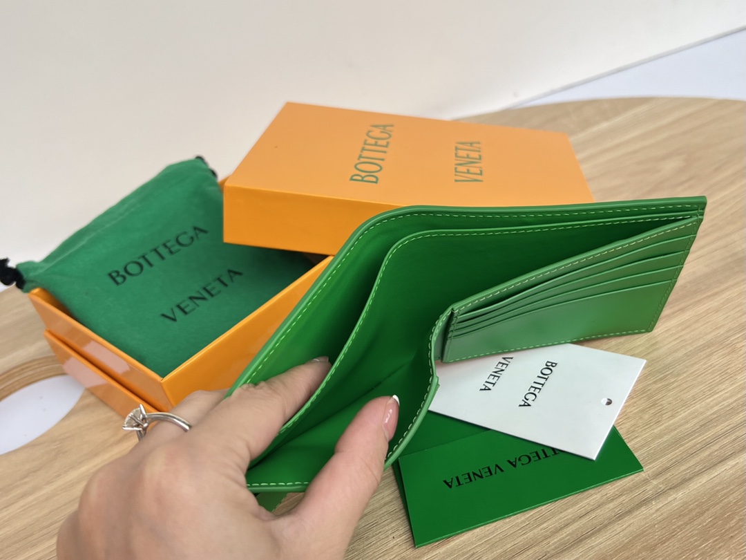 bo*te*ga Ve*ne*ta intrecciato bi-fold wallet