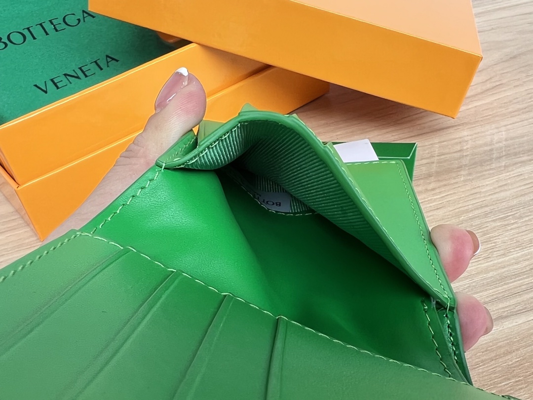 bo*te*ga Ve*ne*ta intrecciato bi-fold wallet