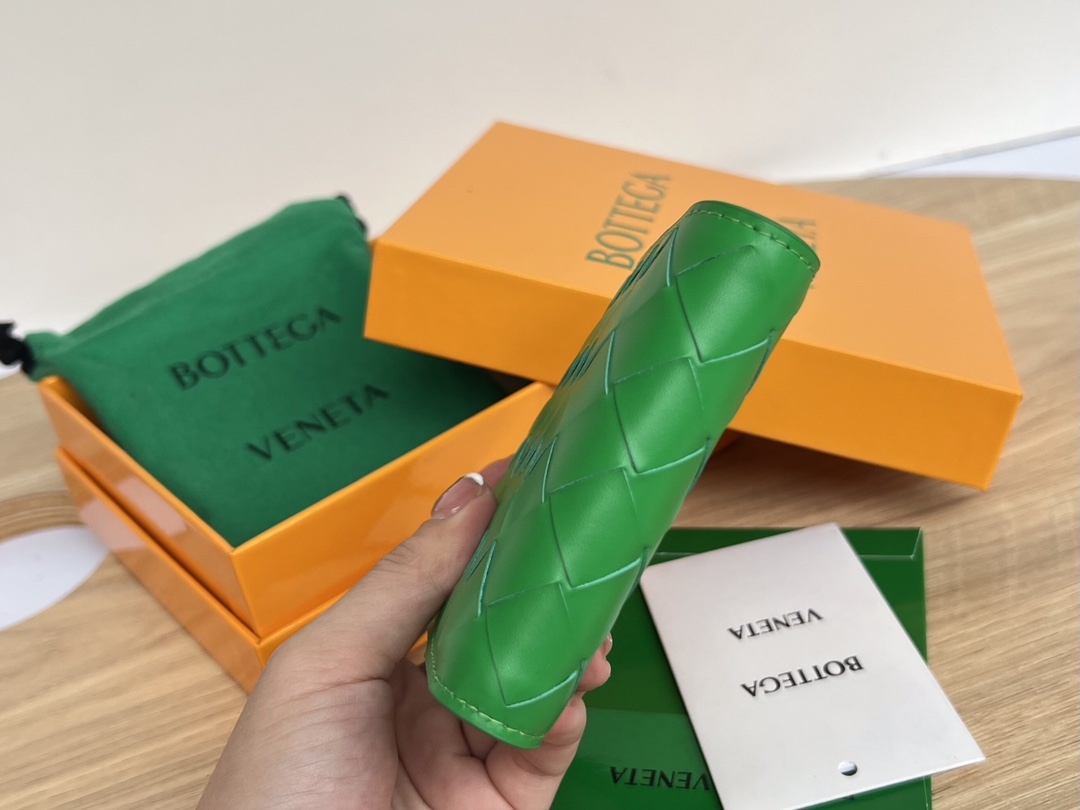 bo*te*ga Ve*ne*ta intrecciato bi-fold wallet