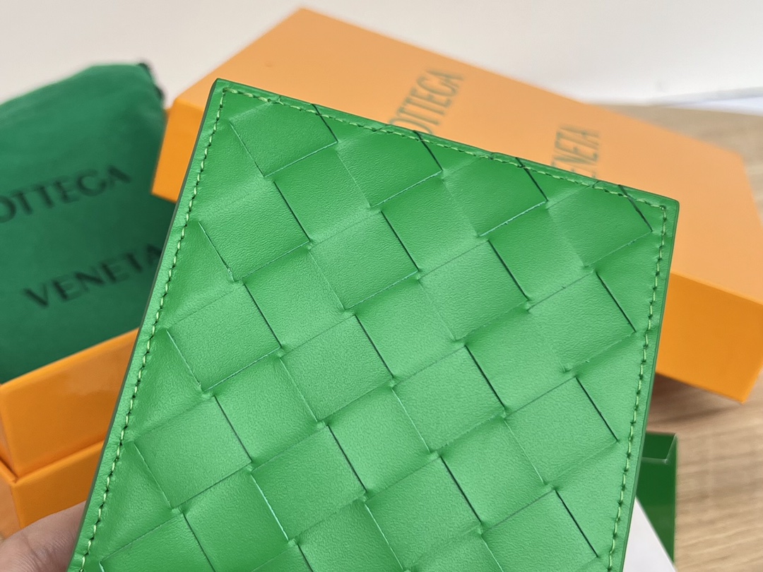 bo*te*ga Ve*ne*ta intrecciato bi-fold wallet