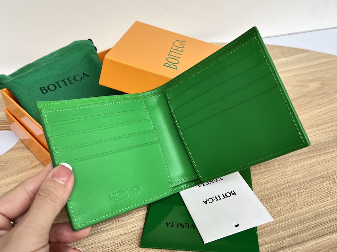 bo*te*ga Ve*ne*ta intrecciato bi-fold wallet