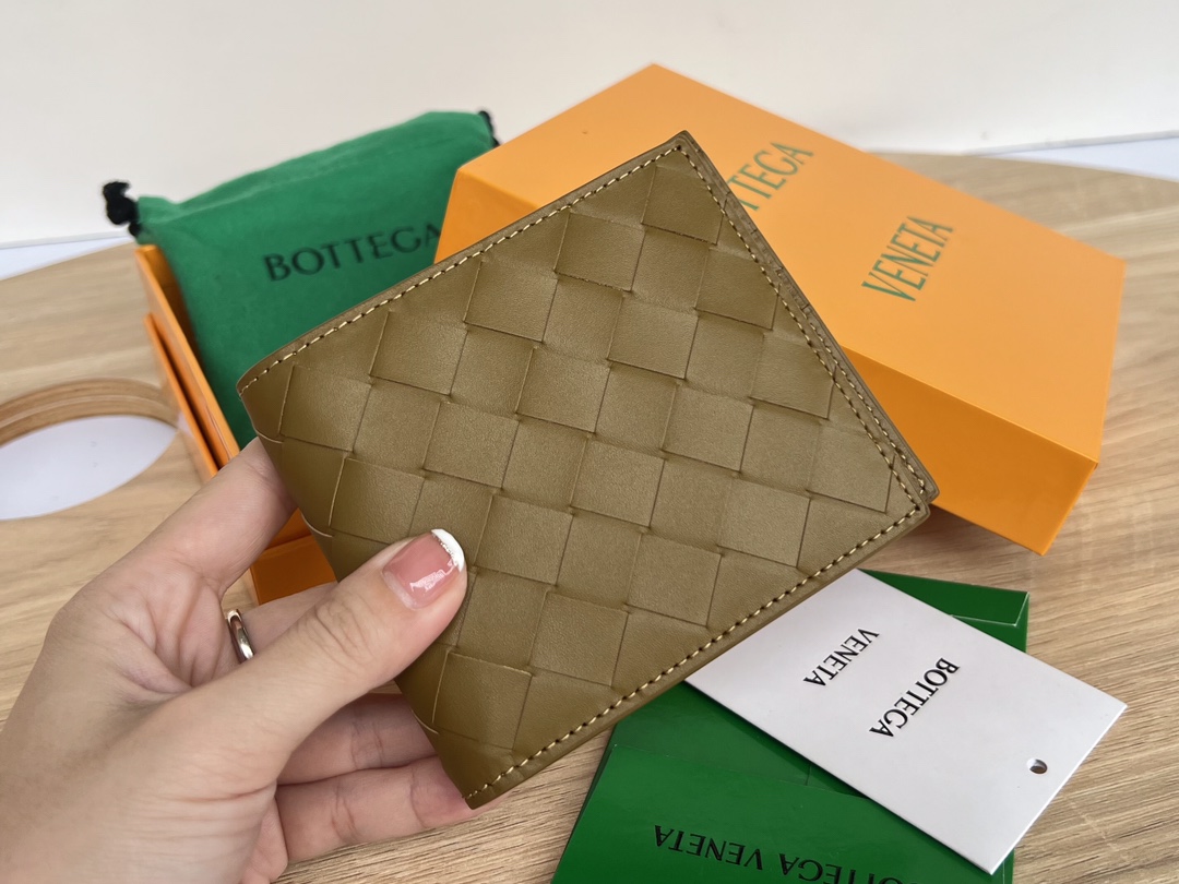 bo*te*ga Ve*ne*ta intrecciato bi-fold wallet