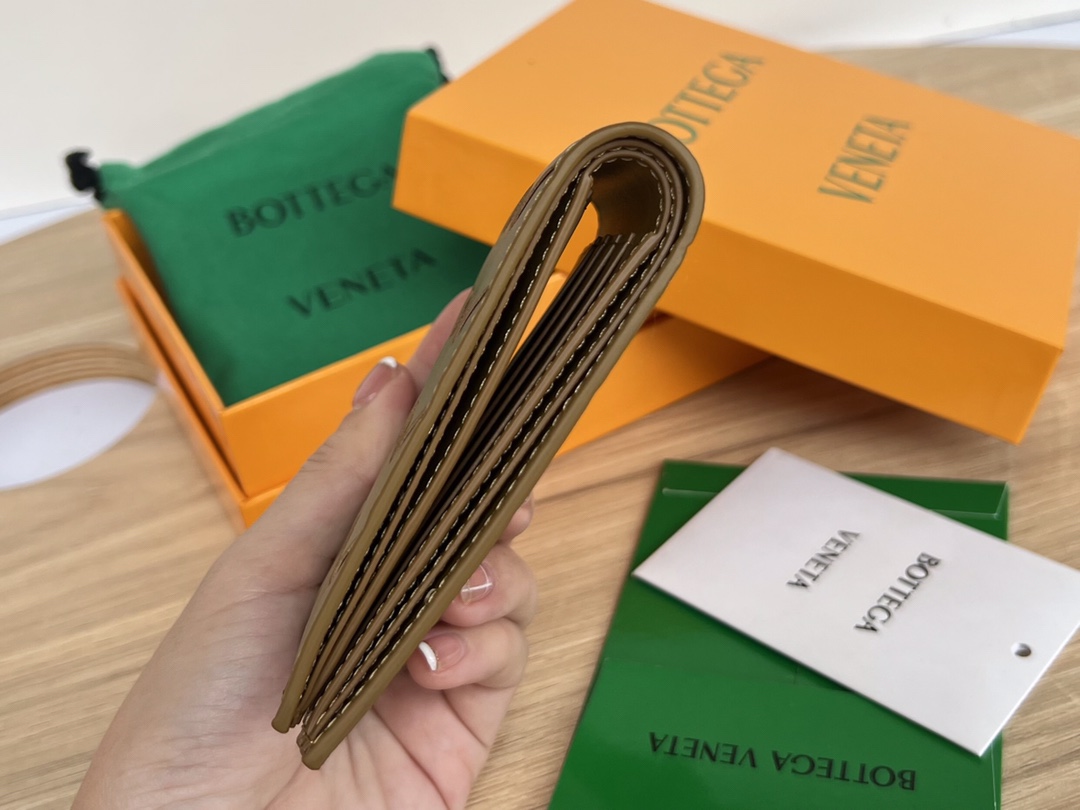 bo*te*ga Ve*ne*ta intrecciato bi-fold wallet