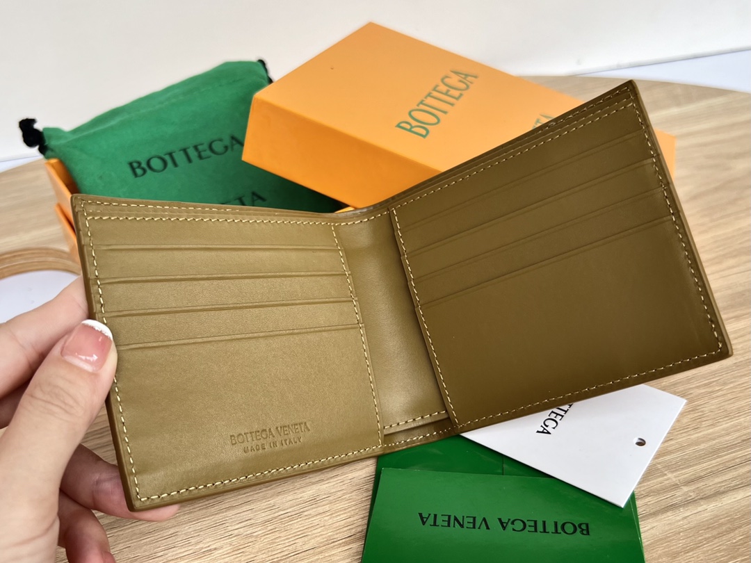 bo*te*ga Ve*ne*ta intrecciato bi-fold wallet