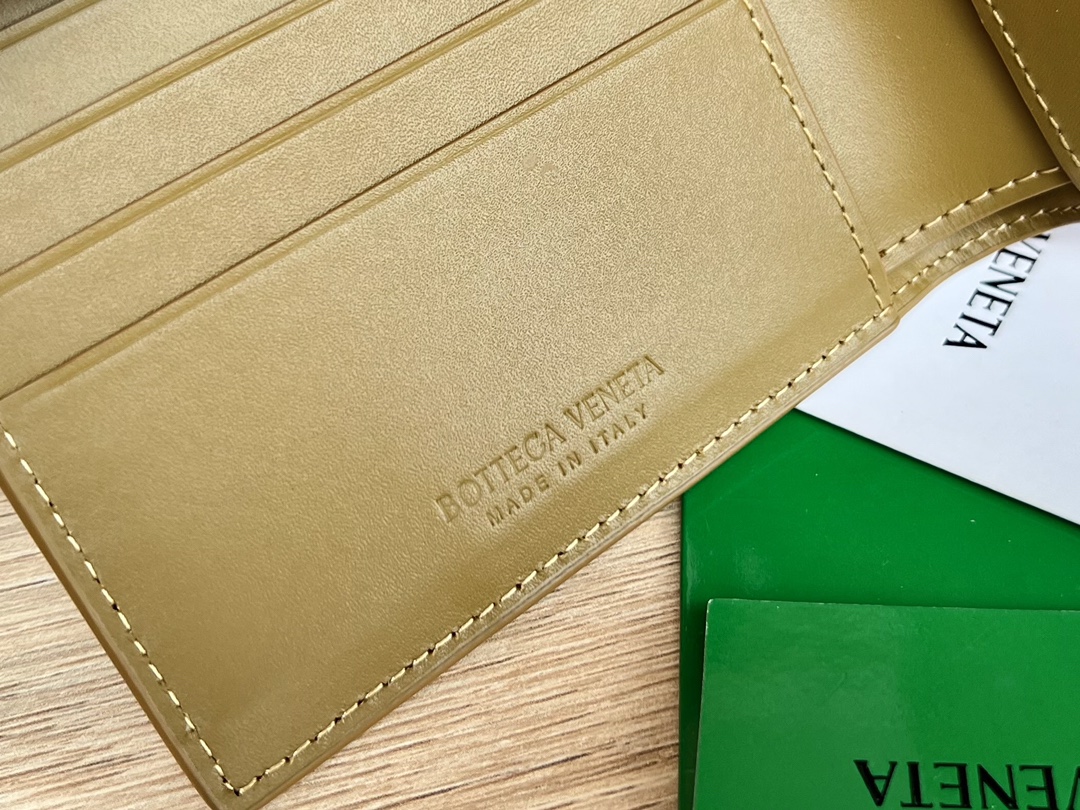 bo*te*ga Ve*ne*ta intrecciato bi-fold wallet
