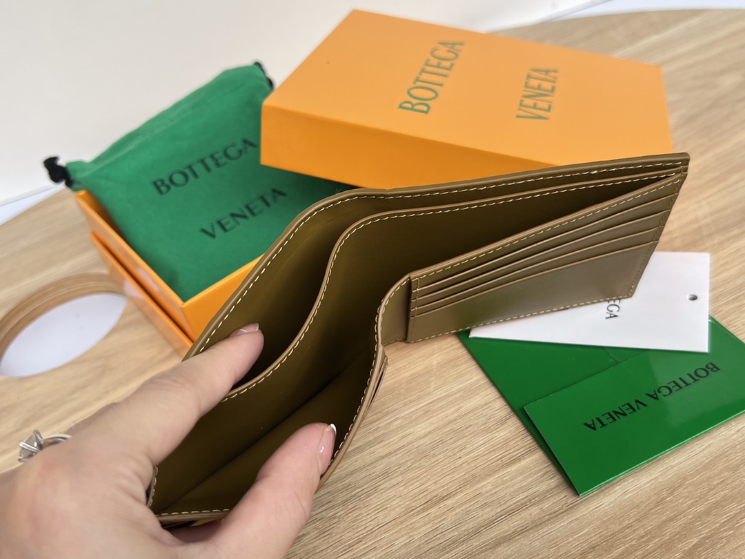 bo*te*ga Ve*ne*ta intrecciato bi-fold wallet