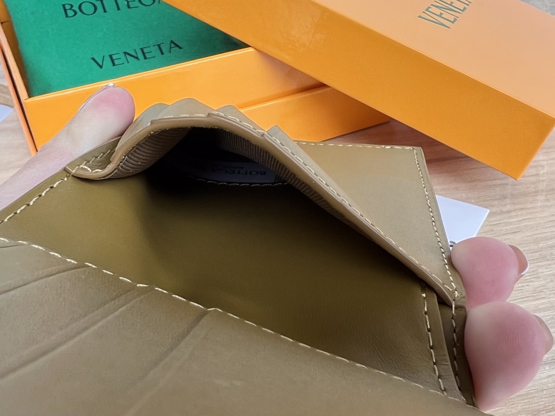 bo*te*ga Ve*ne*ta intrecciato bi-fold wallet