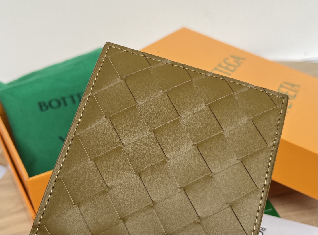 bo*te*ga Ve*ne*ta intrecciato bi-fold wallet