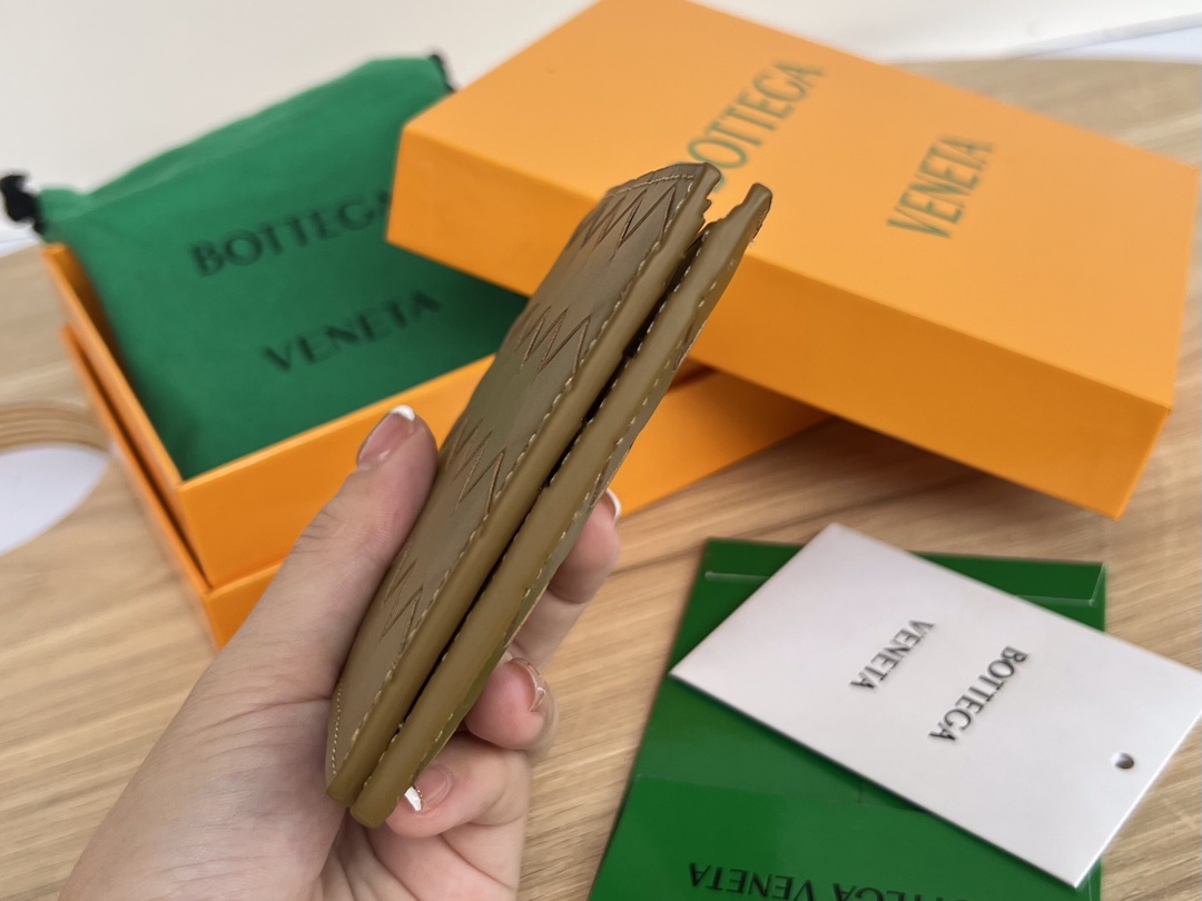 bo*te*ga Ve*ne*ta intrecciato bi-fold wallet