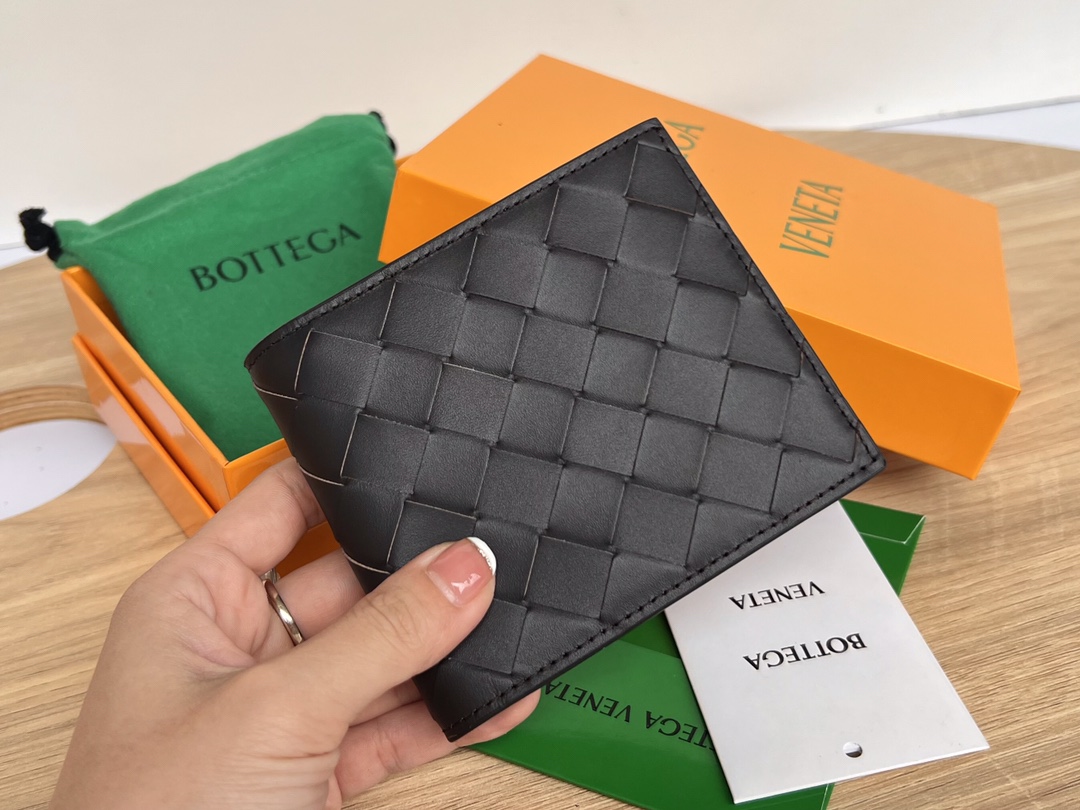 bo*te*ga Ve*ne*ta intrecciato bi-fold wallet