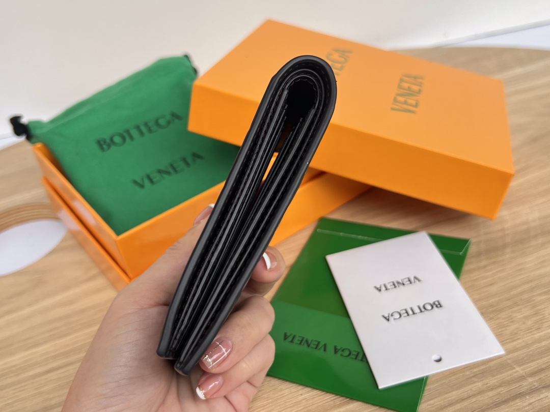 bo*te*ga Ve*ne*ta intrecciato bi-fold wallet