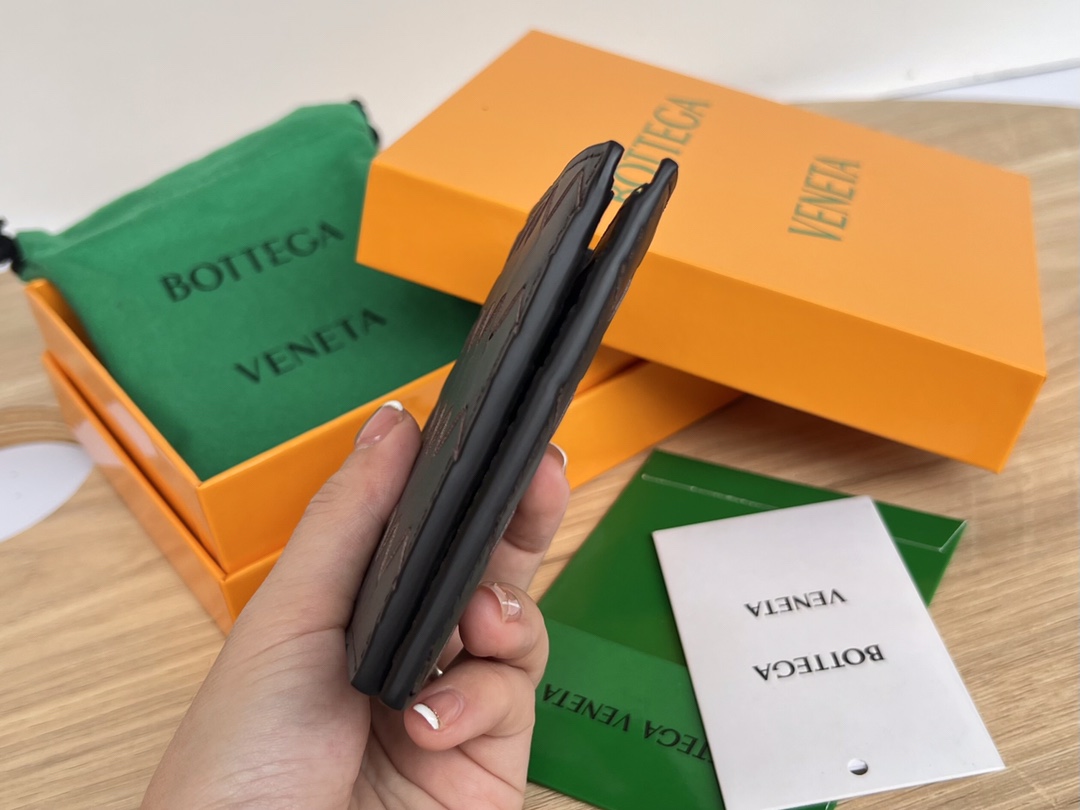 bo*te*ga Ve*ne*ta intrecciato bi-fold wallet
