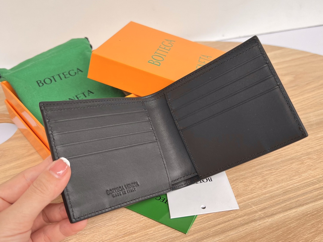 bo*te*ga Ve*ne*ta intrecciato bi-fold wallet