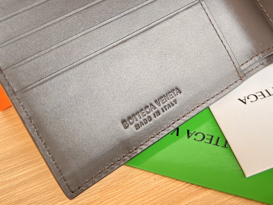 bo*te*ga Ve*ne*ta intrecciato bi-fold wallet