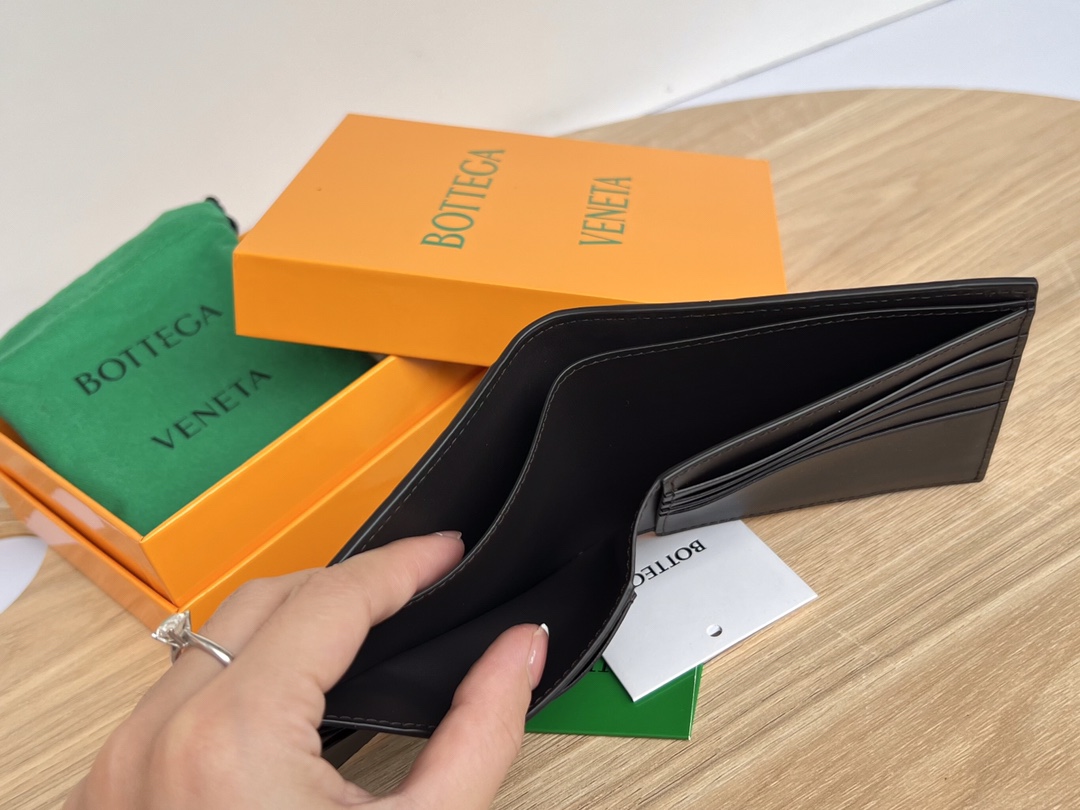 bo*te*ga Ve*ne*ta intrecciato bi-fold wallet