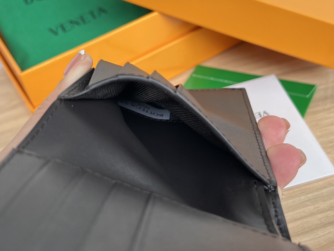 bo*te*ga Ve*ne*ta intrecciato bi-fold wallet