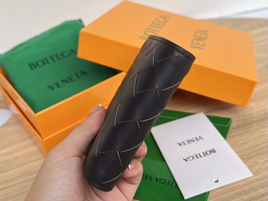 bo*te*ga Ve*ne*ta intrecciato bi-fold wallet