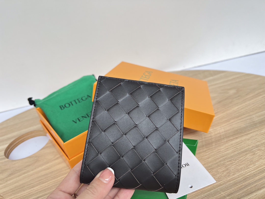 bo*te*ga Ve*ne*ta intrecciato bi-fold wallet