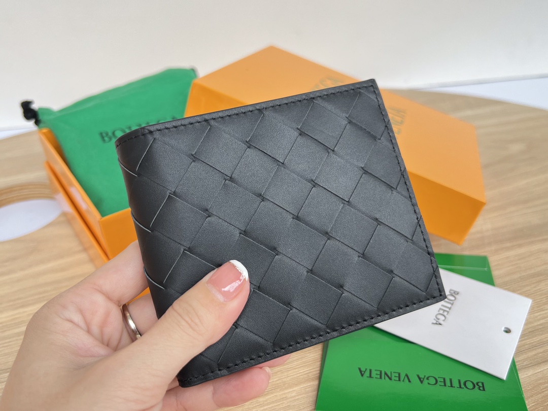 bo*te*ga Ve*ne*ta intrecciato bi-fold wallet