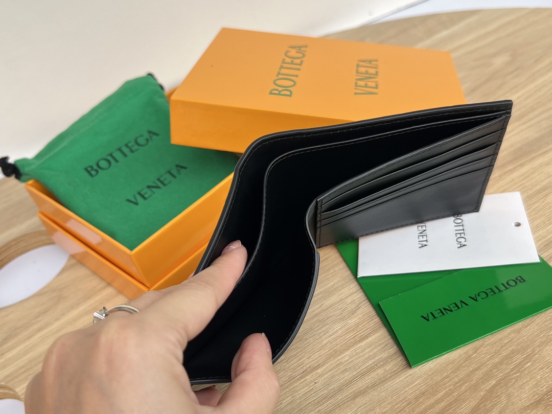 bo*te*ga Ve*ne*ta intrecciato bi-fold wallet