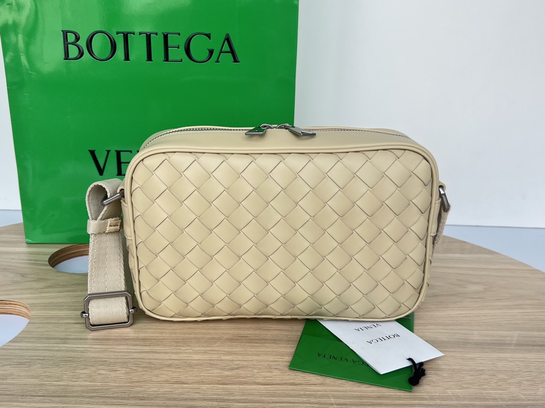 bo*te*ga Ve*ne*ta bv small intrecciato camera bag