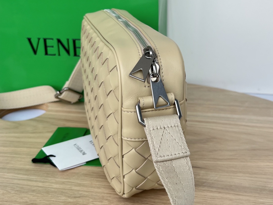 bo*te*ga Ve*ne*ta bv small intrecciato camera bag