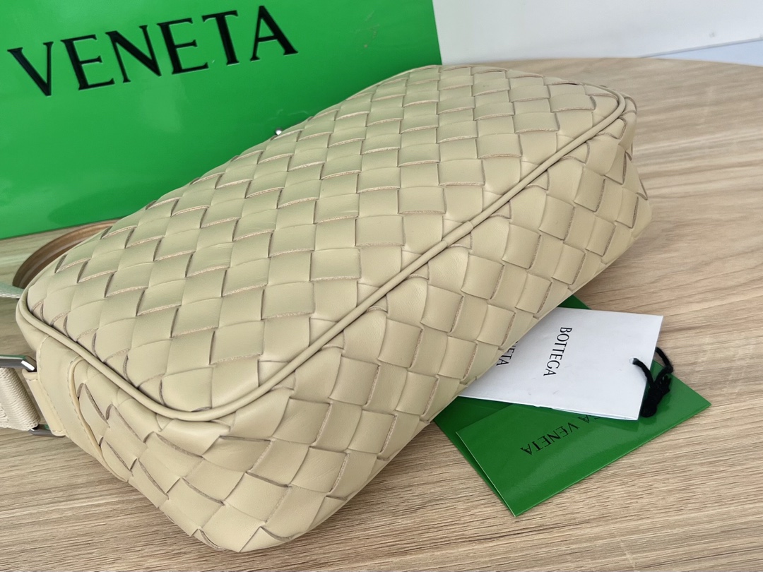 bo*te*ga Ve*ne*ta bv small intrecciato camera bag