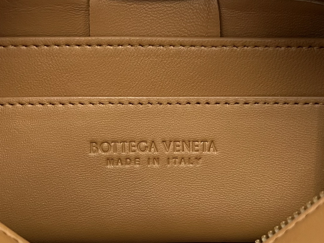 bo*te*ga Ve*ne*ta bv small brick cassette