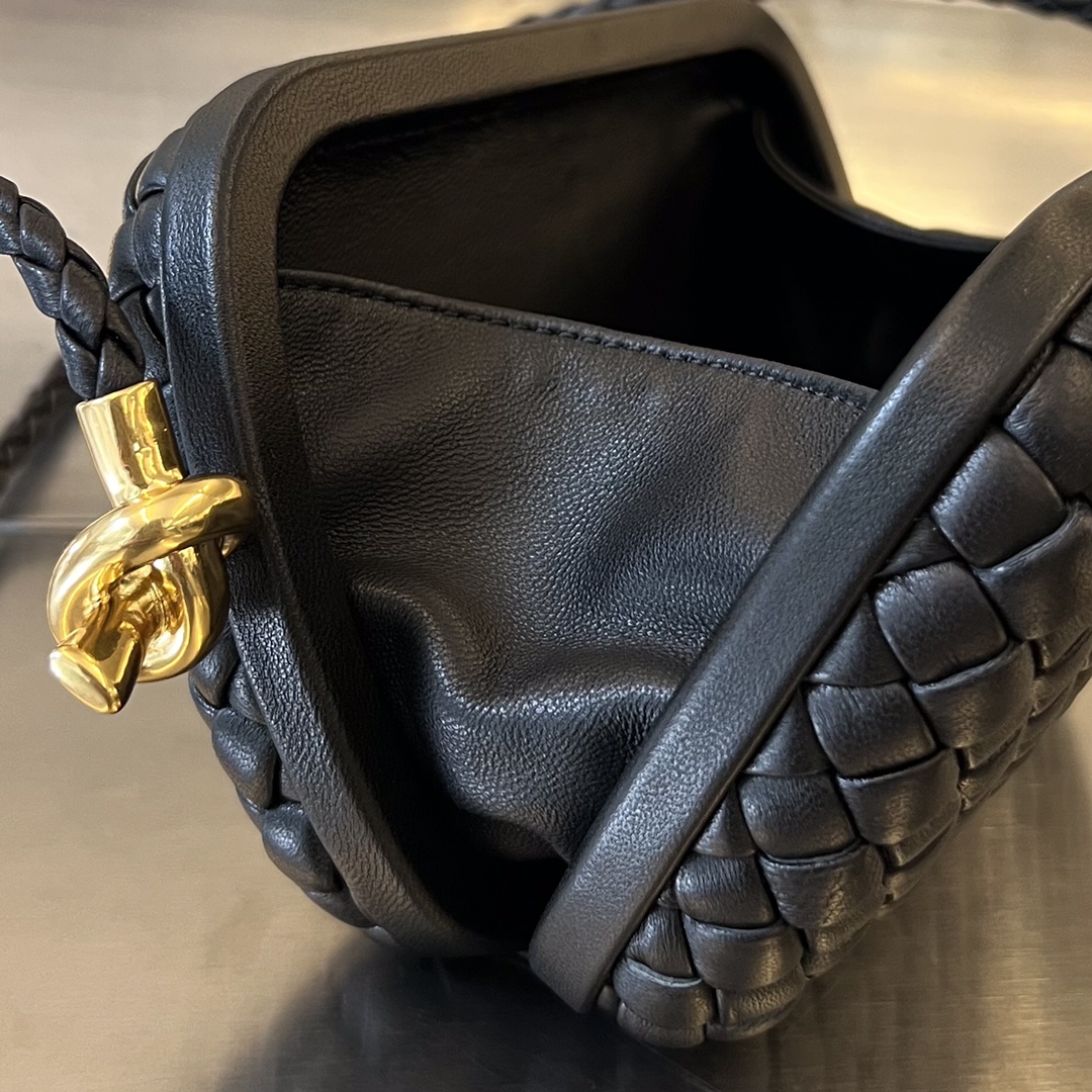 bo*te*ga Ve*ne*ta knot on strap