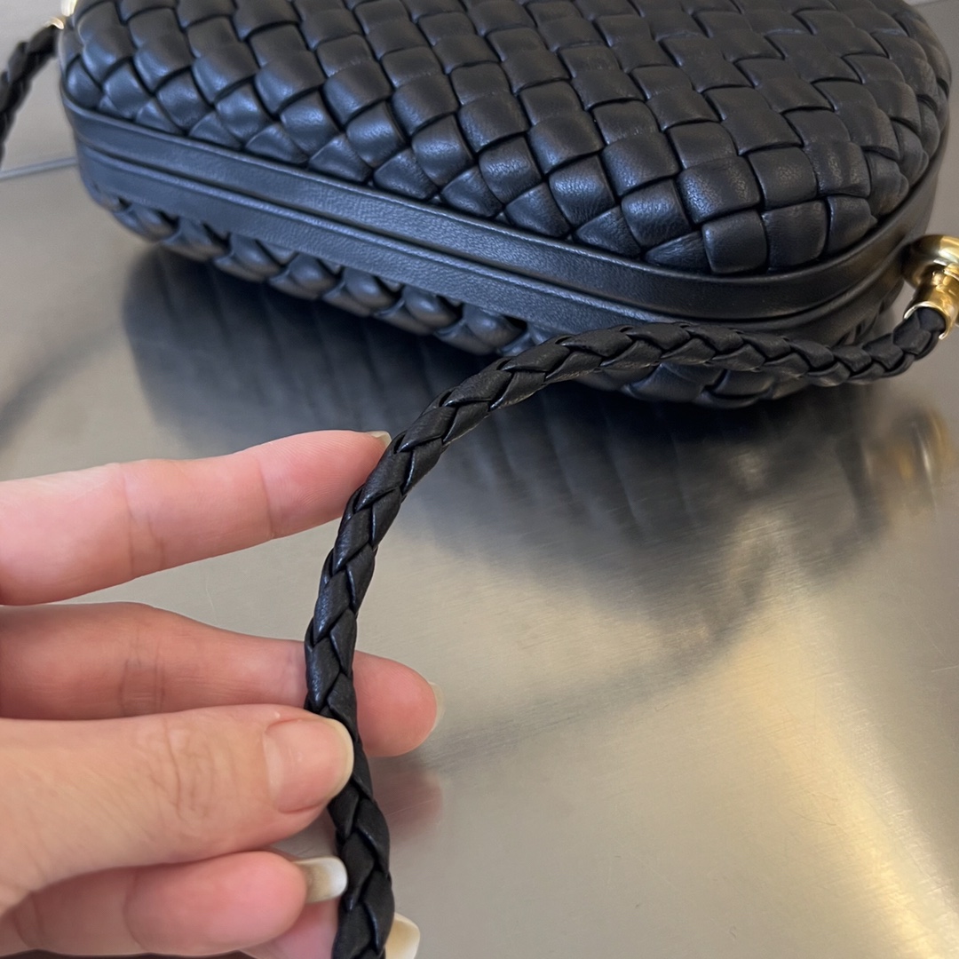 bo*te*ga Ve*ne*ta knot on strap
