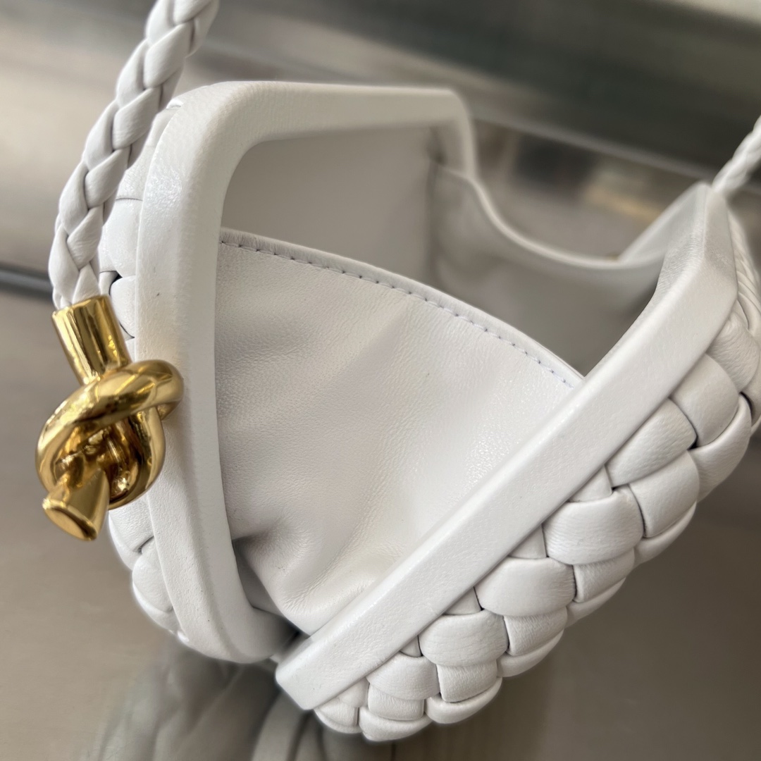bo*te*ga Ve*ne*ta knot on strap