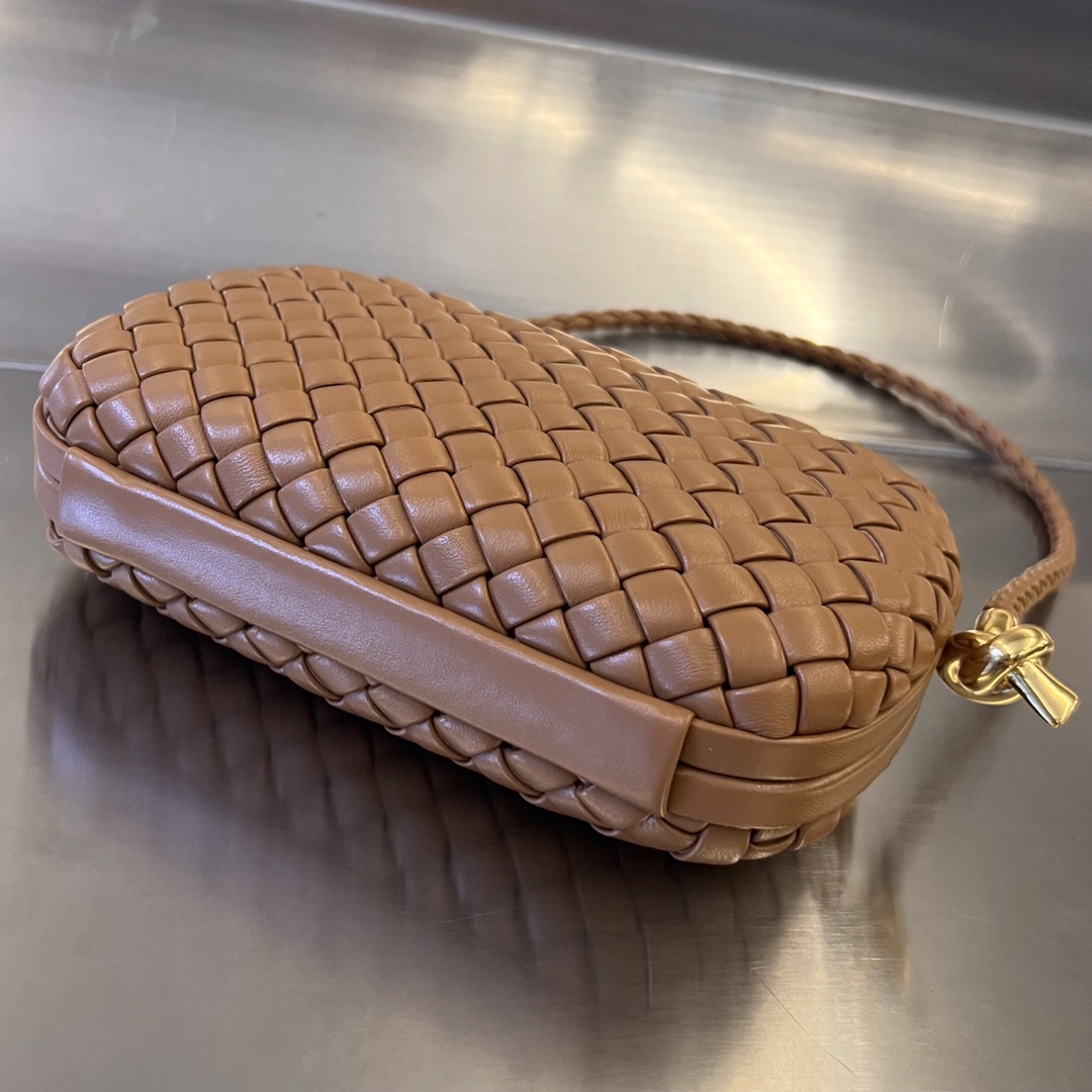 bo*te*ga Ve*ne*ta knot on strap