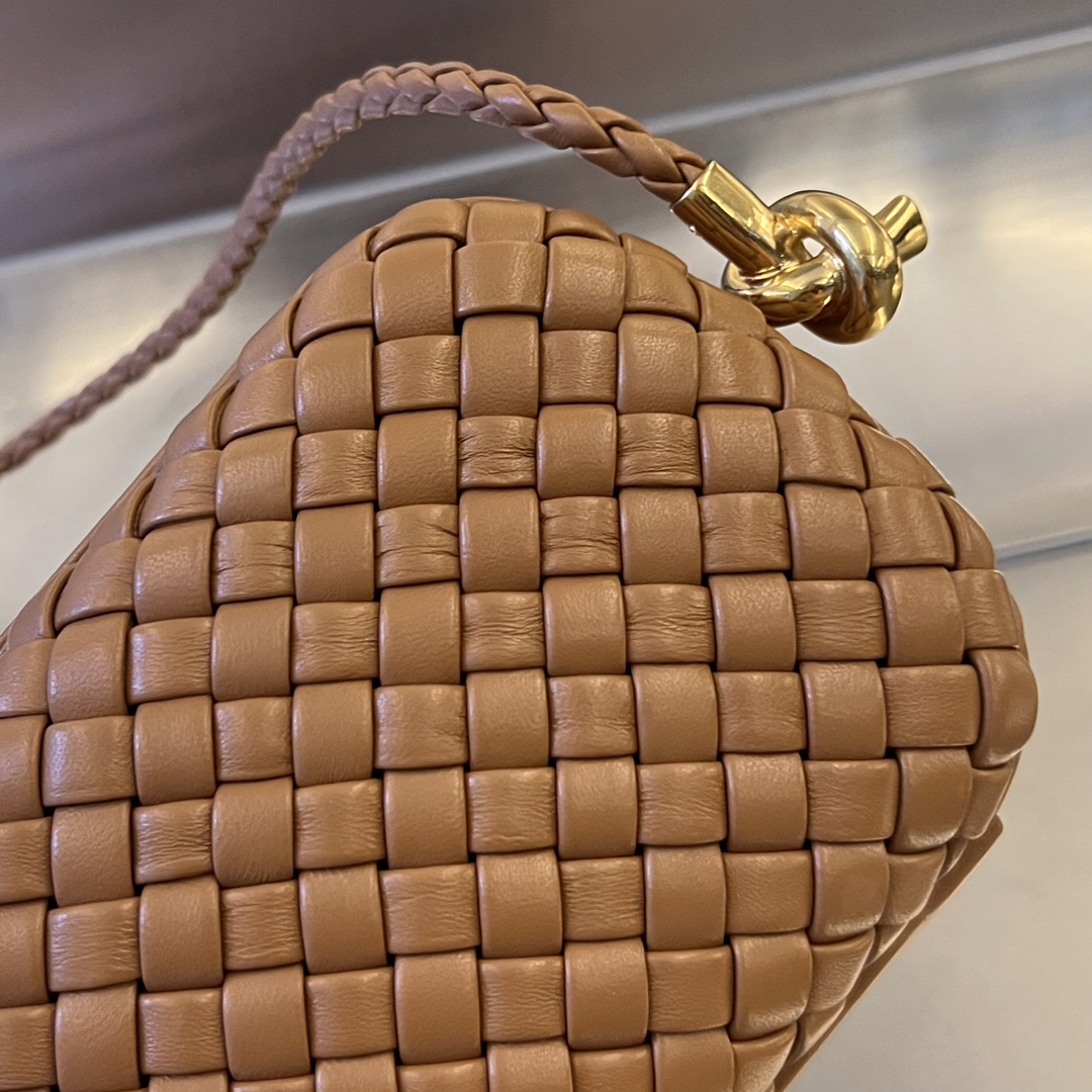 bo*te*ga Ve*ne*ta knot on strap