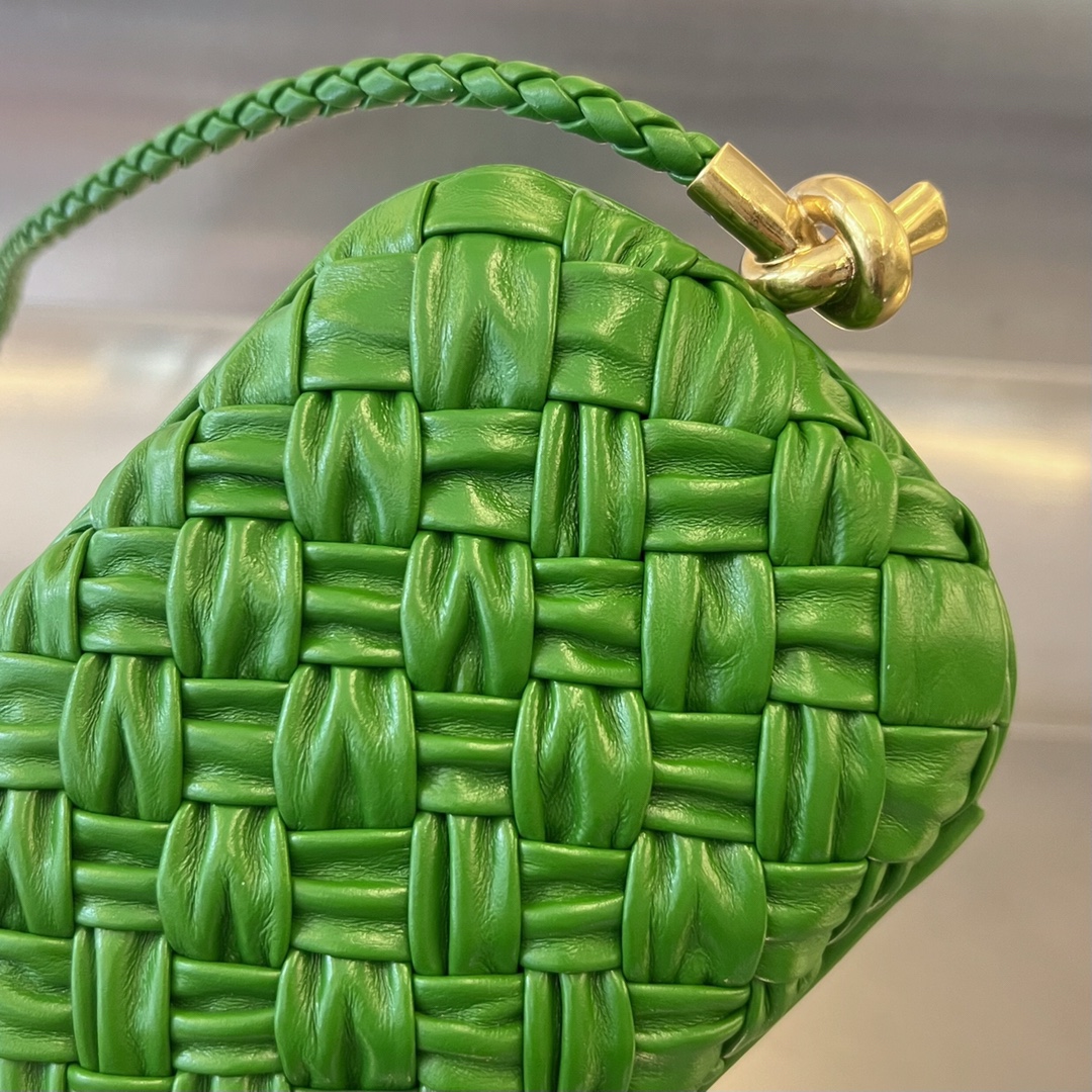 bo*te*ga Ve*ne*ta knot on strap
