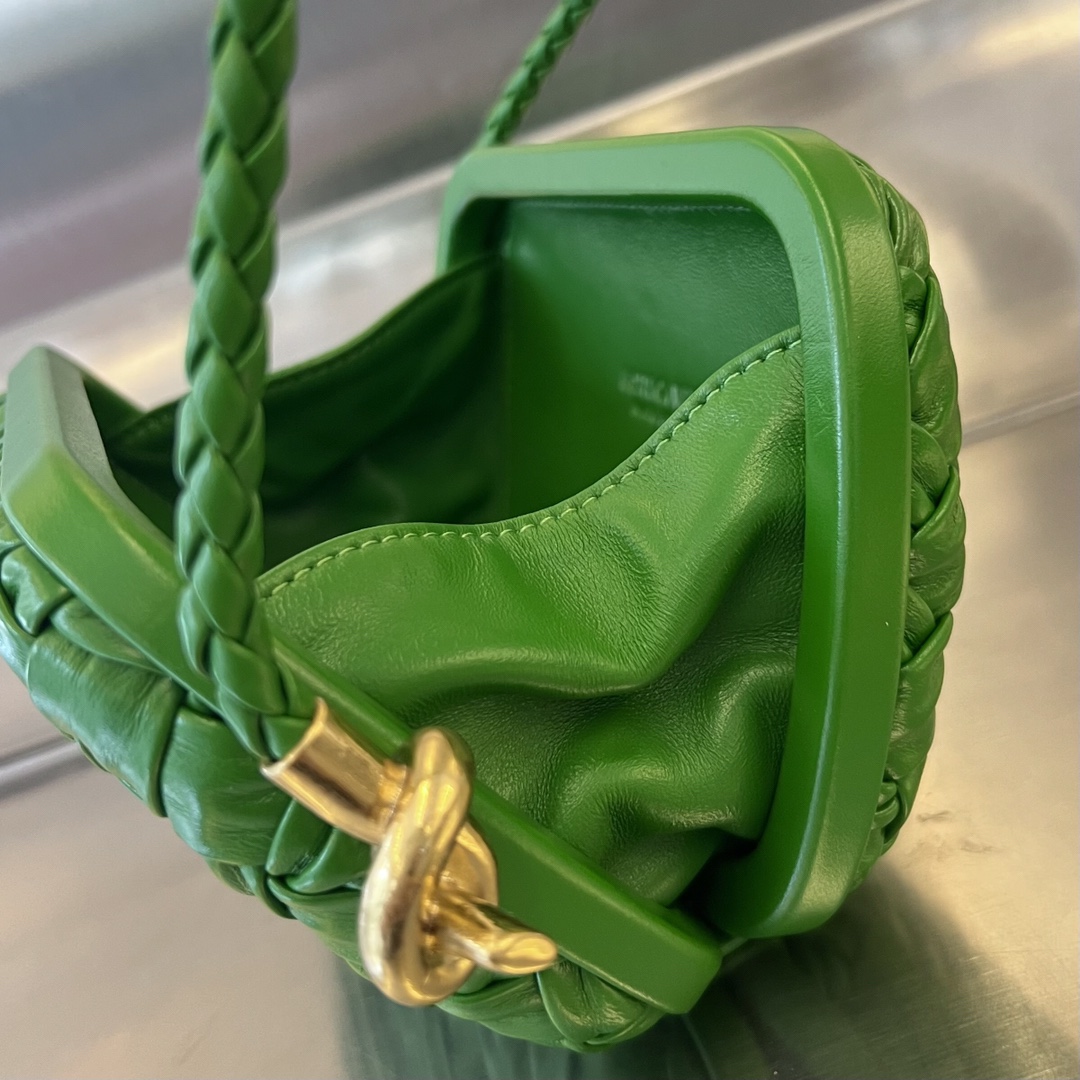 bo*te*ga Ve*ne*ta knot on strap