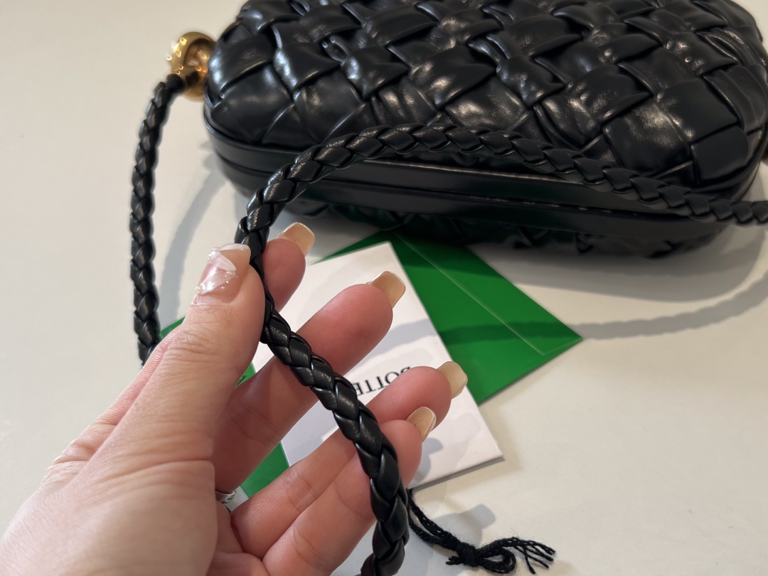 bo*te*ga Ve*ne*ta knot on strap