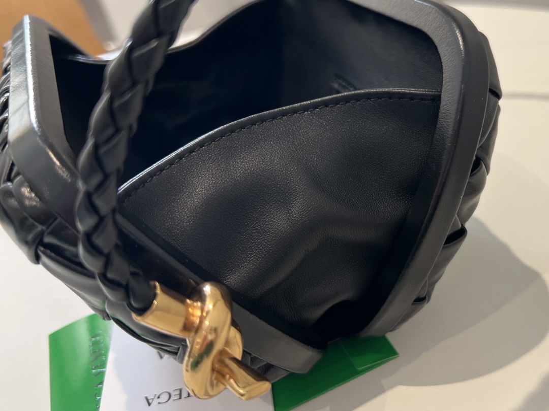 bo*te*ga Ve*ne*ta knot on strap