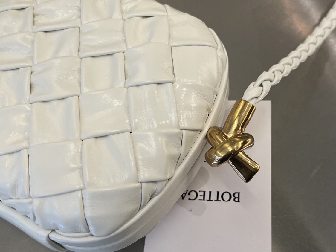 bo*te*ga Ve*ne*ta knot on strap