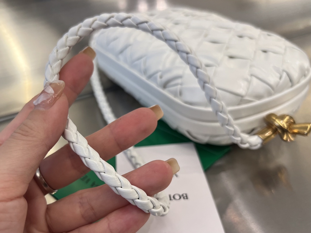 bo*te*ga Ve*ne*ta knot on strap
