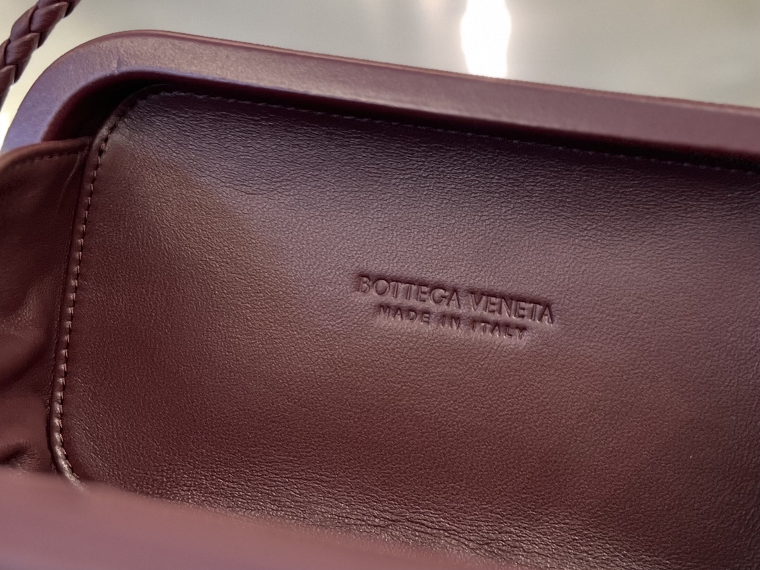 bo*te*ga Ve*ne*ta knot on strap