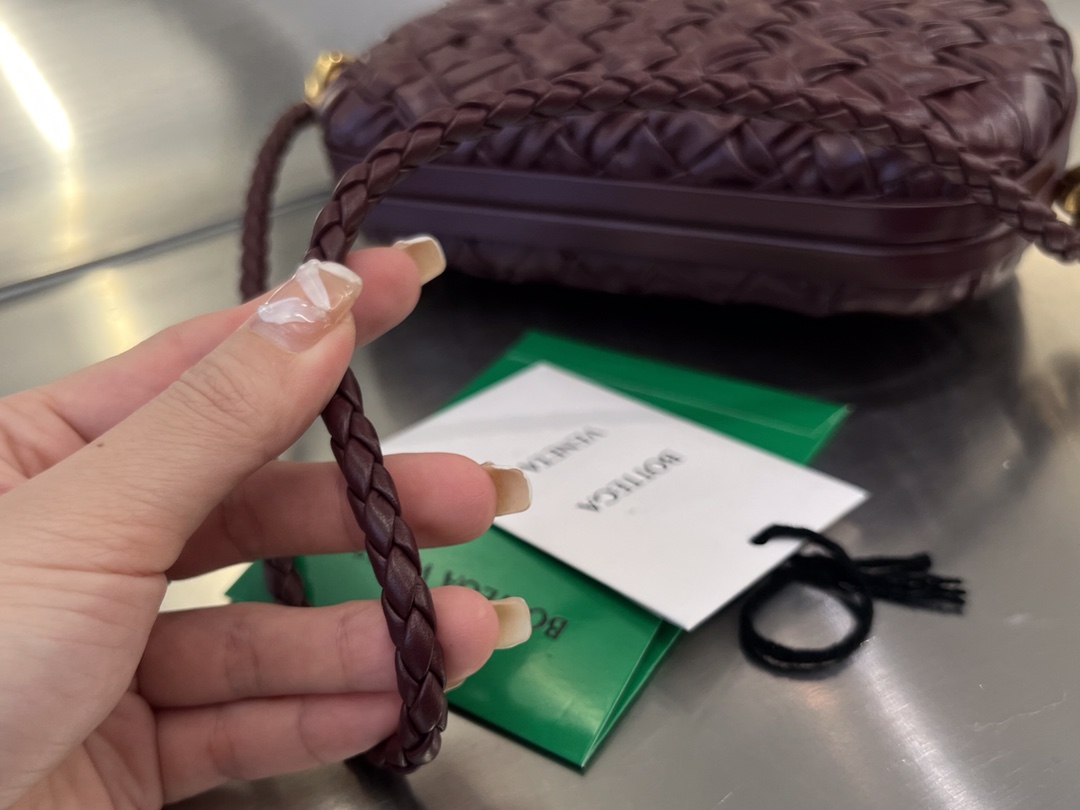 bo*te*ga Ve*ne*ta knot on strap
