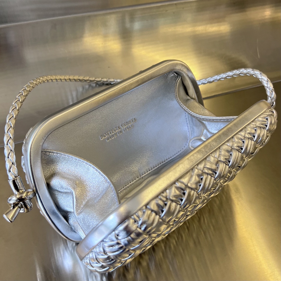 bo*te*ga Ve*ne*ta knot on strap