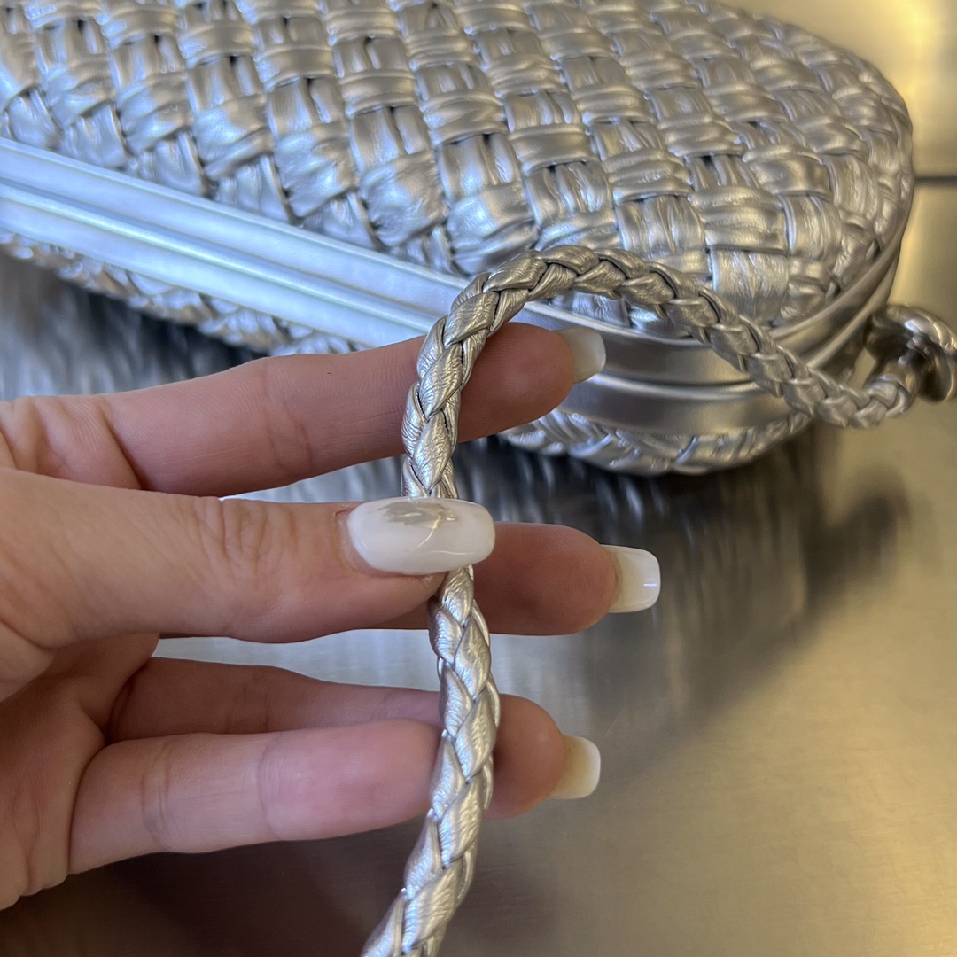 bo*te*ga Ve*ne*ta knot on strap