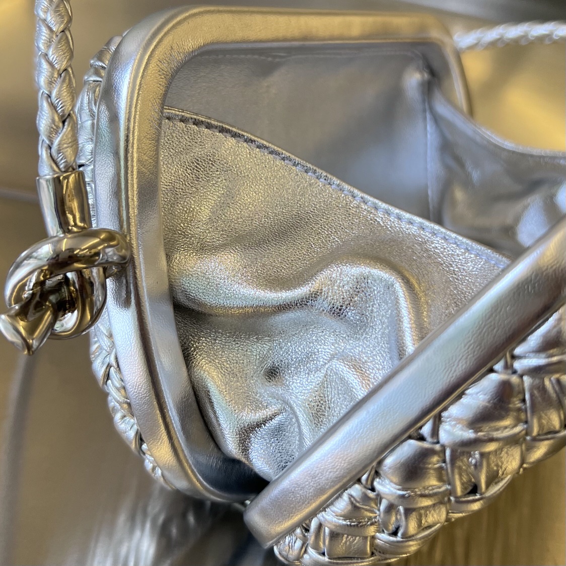 bo*te*ga Ve*ne*ta knot on strap