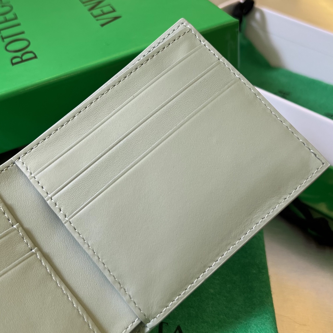 bo*te*ga Ve*ne*ta bv cassette bi-fold wallet